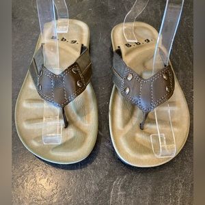 Boys B.b.g. Brown flip flop sandals size 3